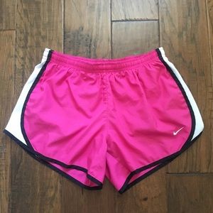 Girl’s Nike Tempo Shorts - Pink - L